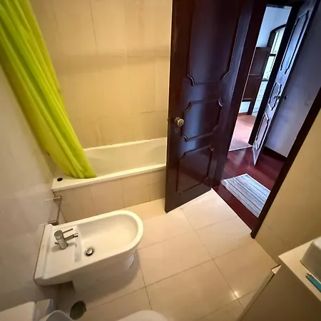 בית אירוח Cozy Room Near The Beach In Parede, Min Stay 2 Weeks *